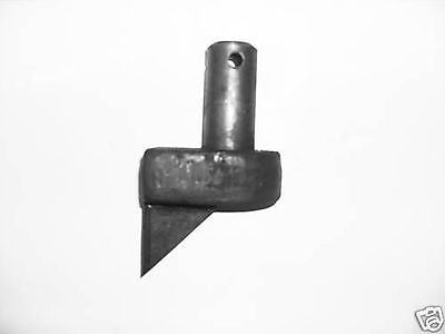 Pair of self colour gate hooks to weld flat base 30 mm